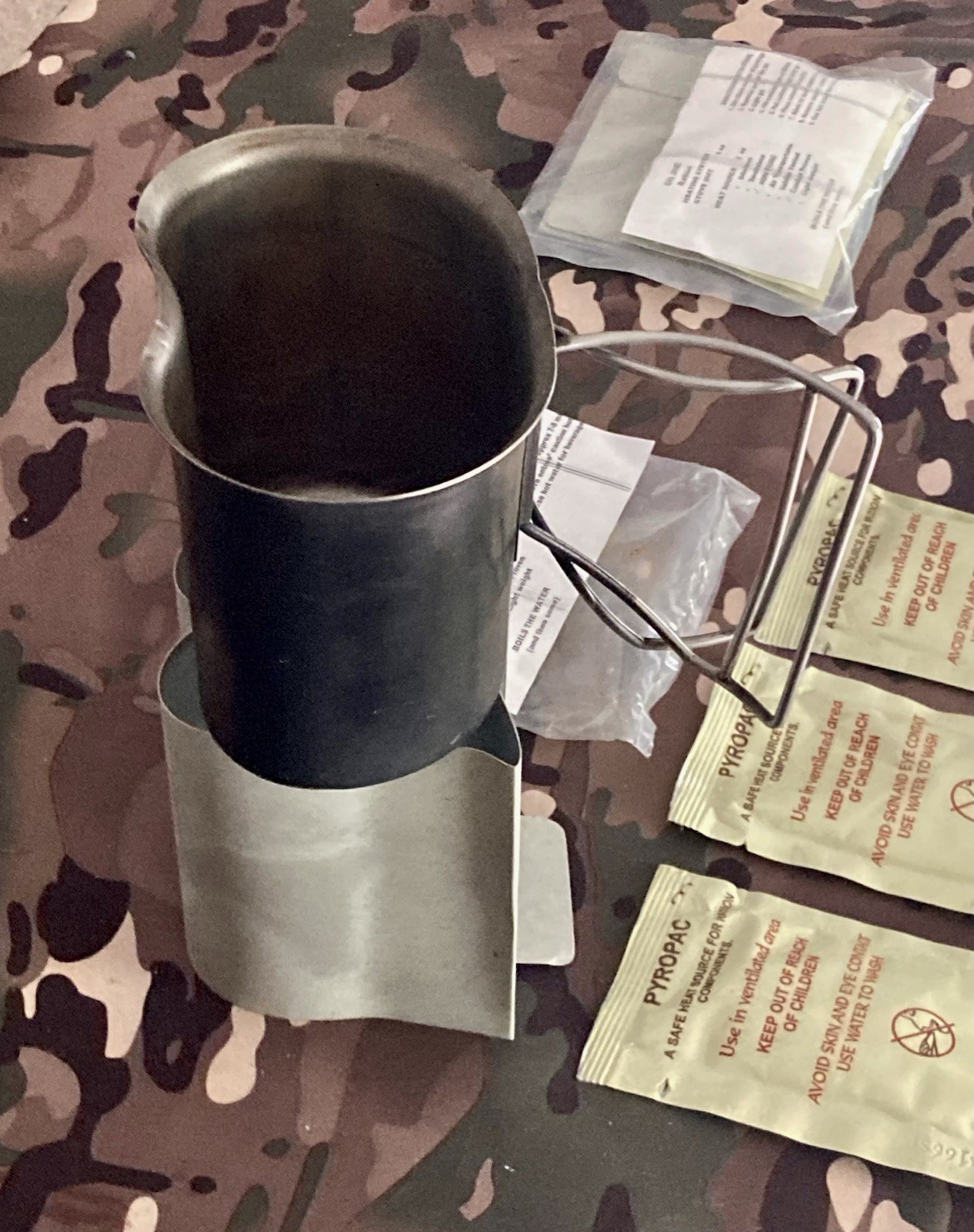 Go Jo Field Ration Heating Set with Stove and 3 Pyropac Firestarting Gel Packets