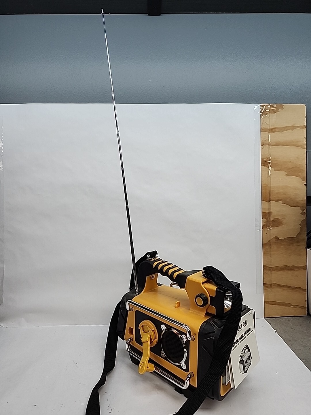 Vector STORMTRACKER TV Lantern AM/FM NOAA Weather Radio Alert VEC135 – TESTED