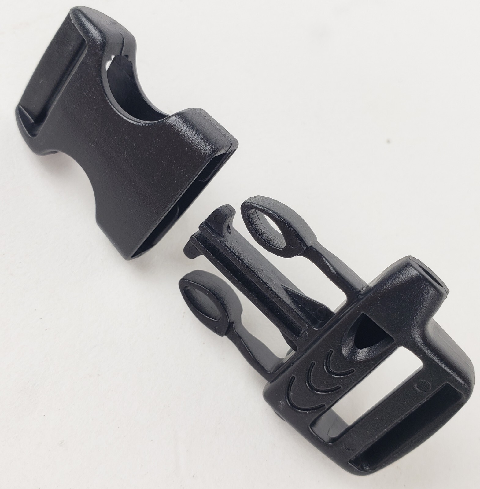 One 3/4″ Plastic Side Release Whistle Buckle Survival Paracord Bracelet