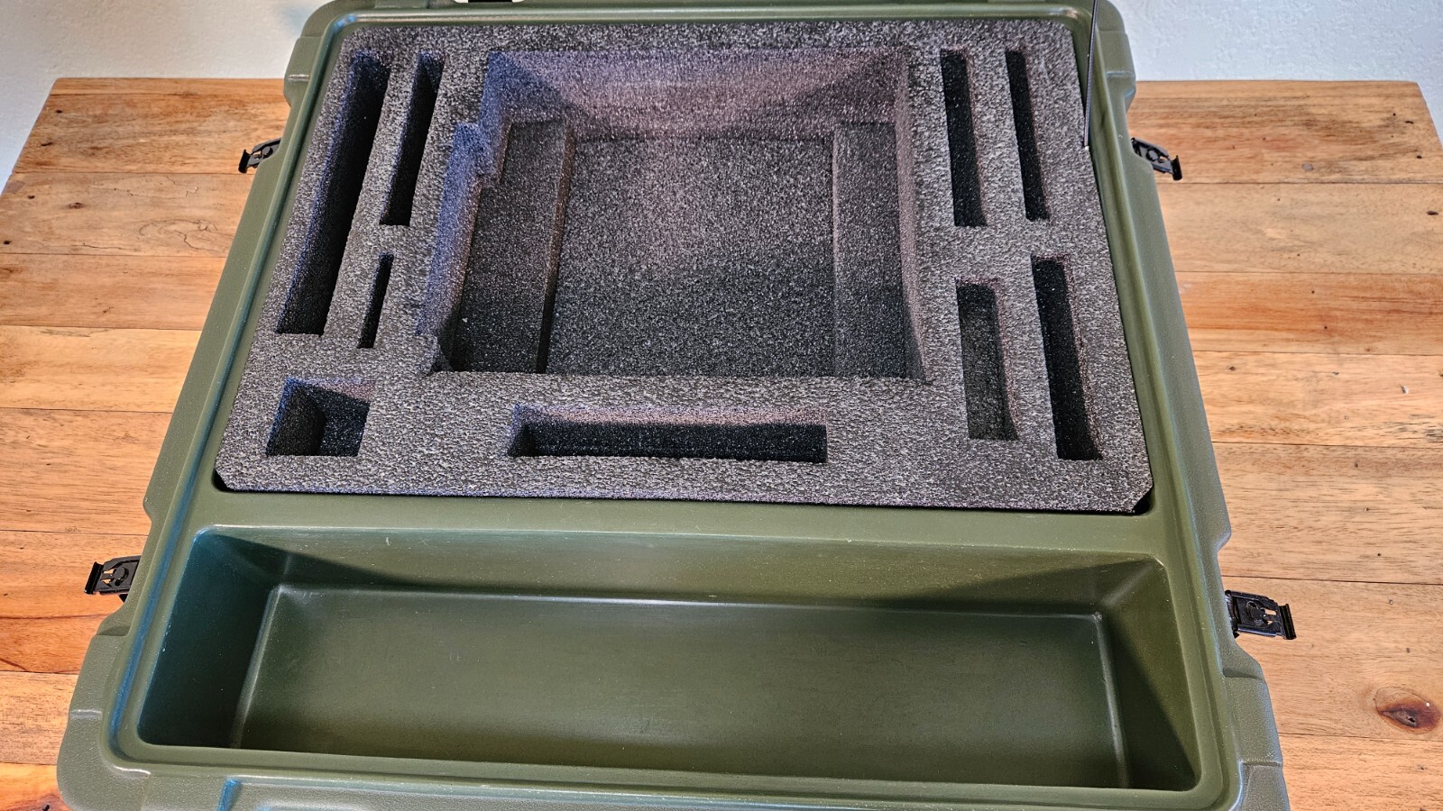 Military Plastic Weather Proof Hard Case 22x21x7 Hinged Lid Hardigg Pelican