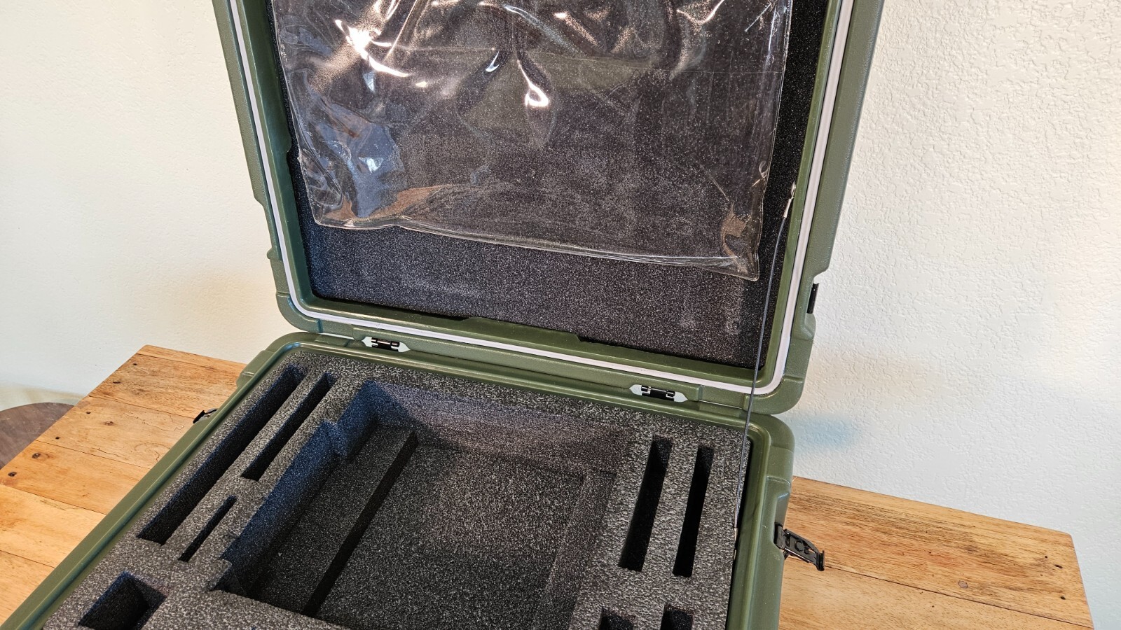Military Plastic Weather Proof Hard Case 22x21x7 Hinged Lid Hardigg Pelican