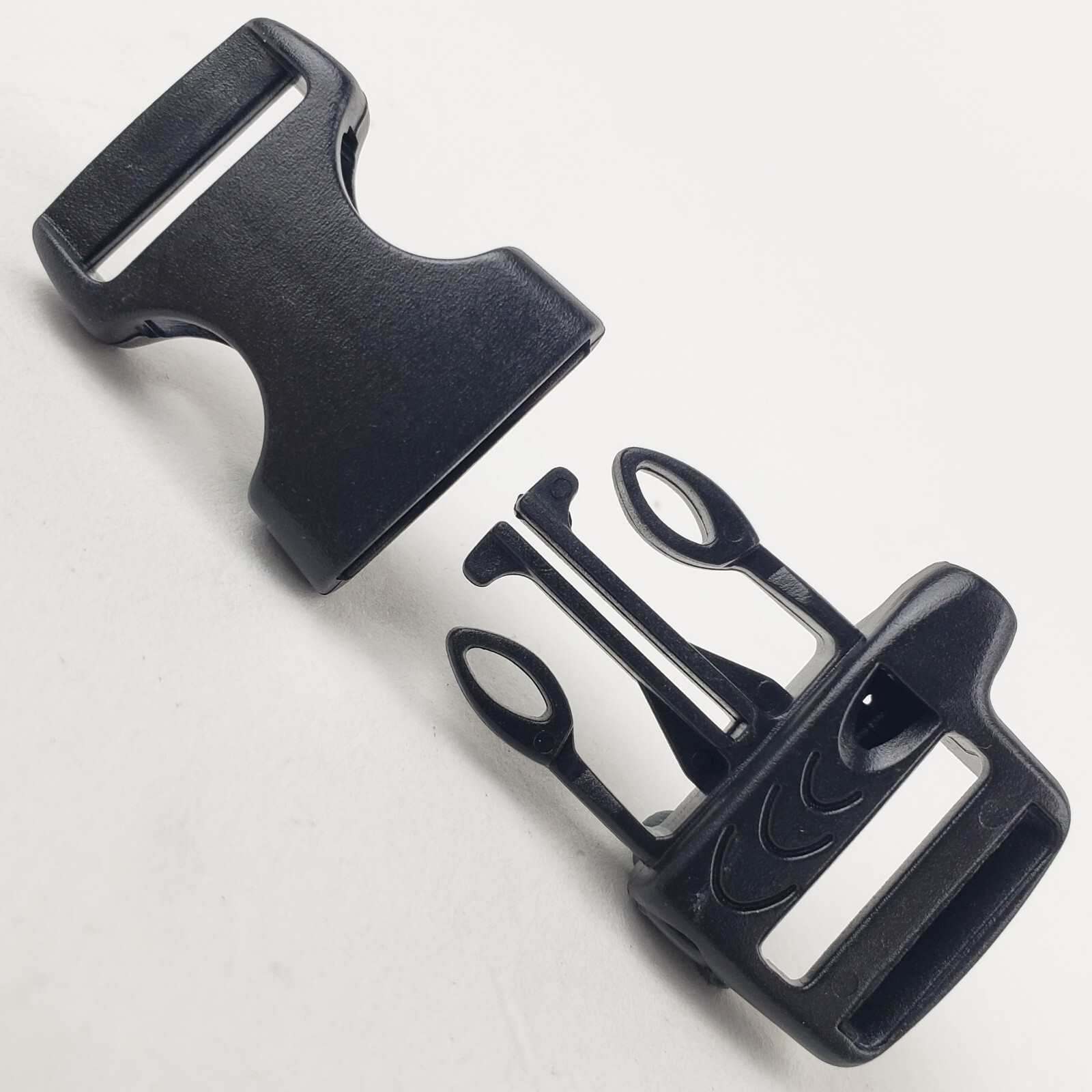 One 3/4″ Plastic Side Release Whistle Buckle Survival Paracord Bracelet