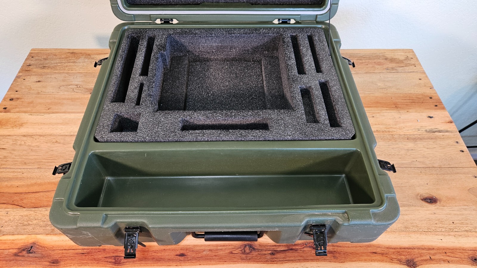 Military Plastic Weather Proof Hard Case 22x21x7 Hinged Lid Hardigg Pelican
