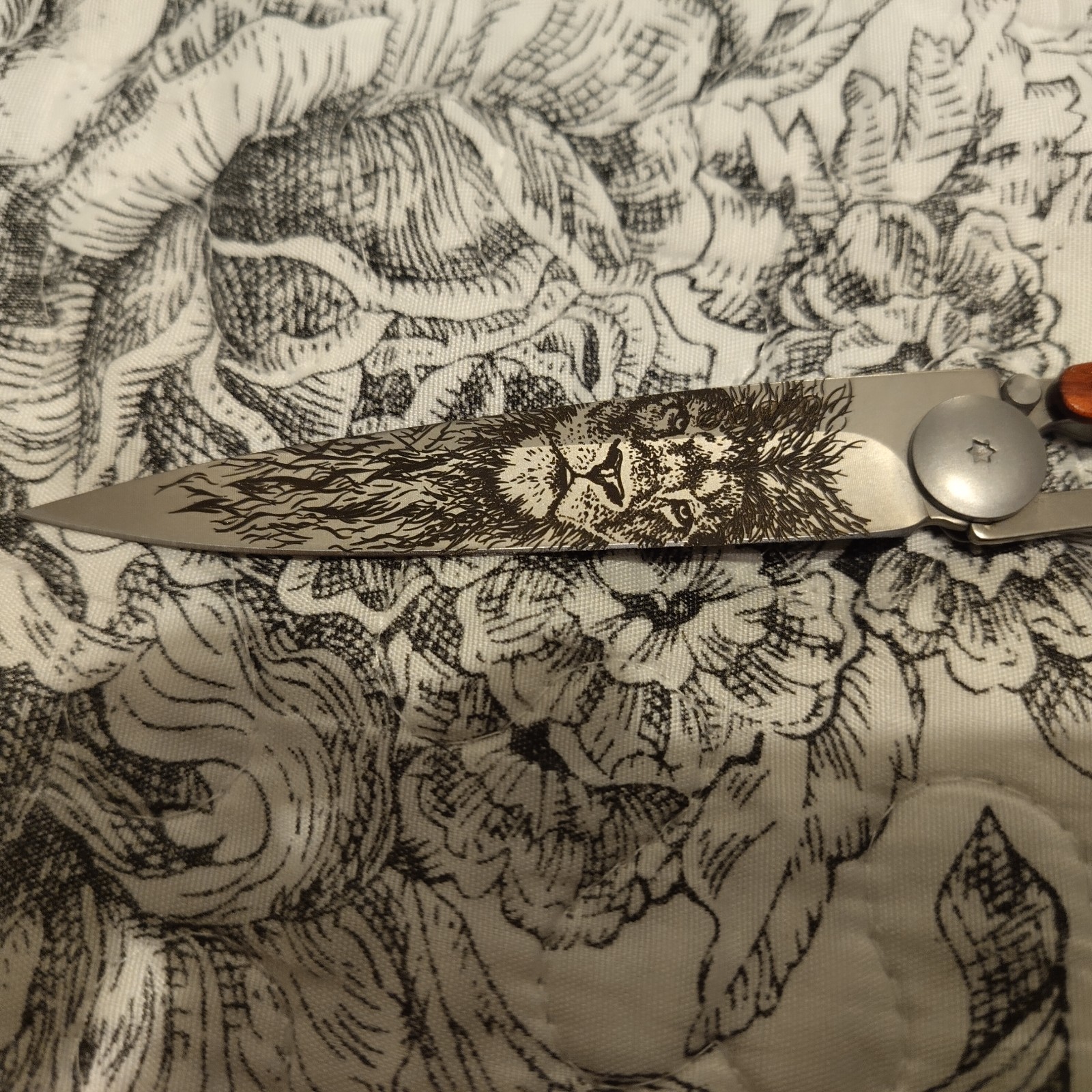 Deejo Lion Engraved Collectables Pocket Knife 37g – Limited Edition.